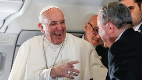 Papst Franziskus lacht herzlich mit seinem persönlichen Fotografen Francesco Sforza / © Paul Haring (KNA)