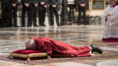 Papst Franziskus liegt auf dem Boden während der Liturgie am Karfreitag / © Vatican Media (KNA)