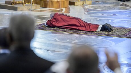 Papst Franziskus liegt betend auf dem Boden des Petersdoms / © Cristian Gennari (KNA)