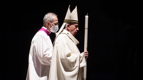 Papst Franziskus mit einer Osterkerze während der Osternacht  / © Cristian Gennari/Romano Siciliani (KNA)