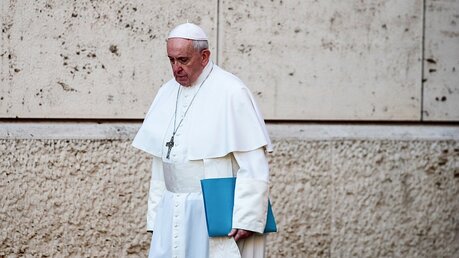 Papst Franziskus mit gesenktem Kopf / © Evandro Inetti/Pool (KNA)