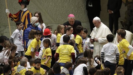 Papst Franziskus mit Kindern des Bambino Gesù Kinderkrankenhauses / © Alessandra Tarantino (dpa)