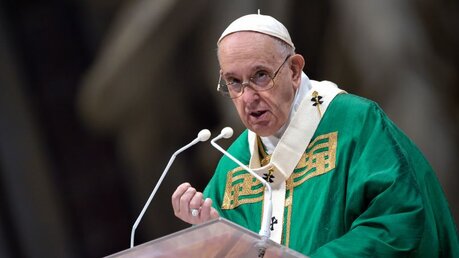 Papst Franziskus predigt während der Messe anlässlich des Welttags der Armen / © Stefano Spaziani/Romano Siciliani (KNA)