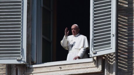 Papst Franziskus segnet einen leeren Petersplatz nach der Live-Übertragung seiner traditionellen Sonntags-Angelusansprache / © Evandro Inetti (dpa)