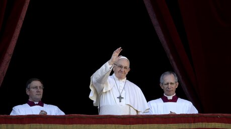 Papst Franziskus spendet Weihnachtssegen vom Hauptbalkon der Peterskirche im Vatikan. / © Alessandra Tarantino (dpa)