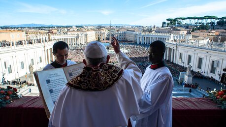 Papst Franziskus spricht den Segen "Urbi et orbi"  / © Vatican Media/Romano Siciliani (KNA)
