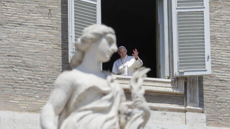 Papst Franziskus spricht einen Segen aus – zum ersten Mal seit Monaten wieder mit Gläubigen auf dem Petersplatz / © Andrew Medichini/AP (dpa)