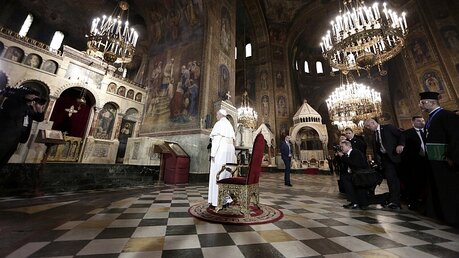 Papst Franziskus steht in der Alexander-Newski-Kathedrale vor dem Thron der Priester Kyrill und Method / © Yara Nardi (dpa)