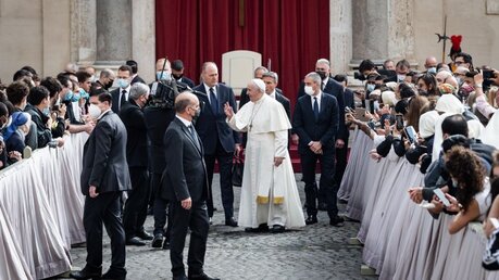 Papst Franziskus steht vor einer Menschenmenge während der Generalaudienz / © Cristian Gennari/Romano Siciliani (KNA)