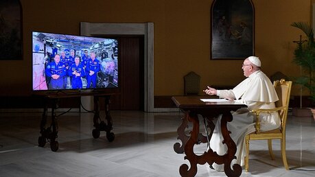 Papst Franziskus telefoniert mit dem All / © Uncredited (dpa)