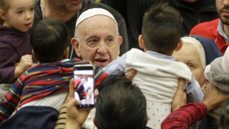 Papst Franziskus trifft Kinder nach seiner Audienz in der Vatikanischen Audienzhalle. / © Andrew Medichini/AP (dpa)