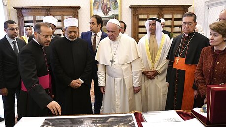  Papst Franziskus trifft unter anderem Scheich Ahmed al-Tajjib / © Alberto Pizzoli (dpa)