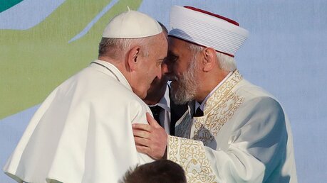 Papst Franziskus umarmt Großmufti Mustafa Hadzhi während des Friedensgebets / © Alessandra Tarantino (dpa)