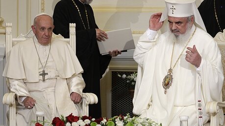 Papst Franziskus und Daniel Ciobotea, Patriarch der Rumänisch-Orthodoxen Kirche / © Andrew Medichini (dpa)