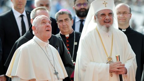 Papst Franziskus und Daniel Ciobotea, Patriarch der Rumänisch-Orthodoxen Kirche / © Andreaa Alexandru (dpa)