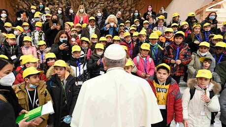 Papst Franziskus und eine Gruppe Kinder während der Generalaudienz / © Vatican Media/Romano Siciliani (KNA)