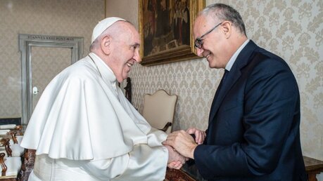 Papst Franziskus und Roberto Gualtieri, Bürgermeister von Rom, am 18. November 2021 im Vatikan / © Vatican Media/Romano Siciliani (KNA)