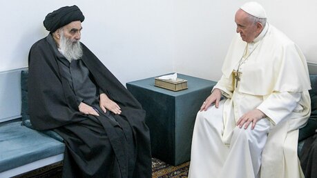 Papst Franziskus unterhält sich mit dem Großajatollah Ali al-Sistani / © Vatican Media/AP (dpa)