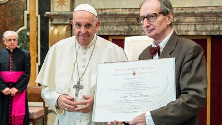 Papst Franziskus verleiht den Ratzinger-Preis an Philosoph Jean-Luc Marion, Preisträger des letzten Jahres / © Vatican Media/Romano Siciliani (KNA)