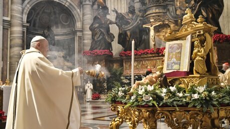 Papst Franziskus zelebriert die Messe im Petersdom zum Epiphanie-Fest, dem Hochfest der Erscheinung des Herrn, am 6. Januar 2021 im Vatikan. / © Vatican Media/Romano Siciliani (KNA)