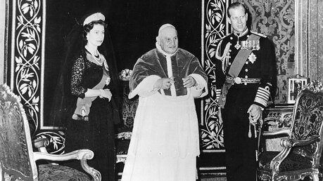 Papst Johannes XXIII. empfängt am 5. Mai 1961 die britische Königin Elizabeth II. (l.) und Prinz Philip (r.) (KNA)