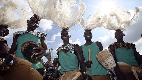 Traditionelle Tänzer in Uganda  / © Stefano Rellandini  (dpa)