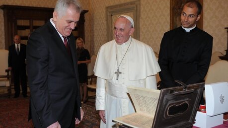 Serbiens Präsident Tomislav Nikolic beim Papst / © Giorgio Onorati (dpa)