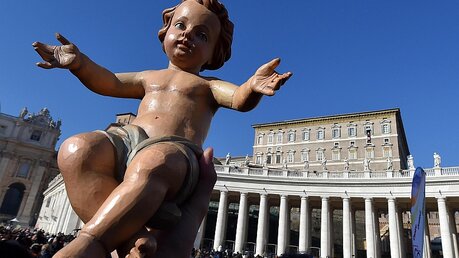 Franziskus hat am Sonntag auf dem Petersplatz Jesusfiguren gesegnet / © Ettore Ferrari (dpa)