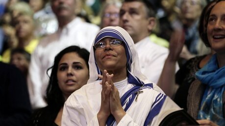 Gläubige bei einer Papstmesse im Madison Square Garden / © Peter Foley (dpa)