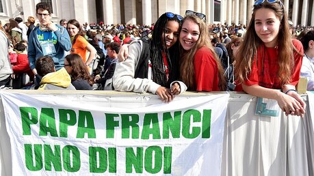 "Papst Franziskus - einer von uns" steht auf dem Transparent / © EPA/Ettore Ferrari (dpa)