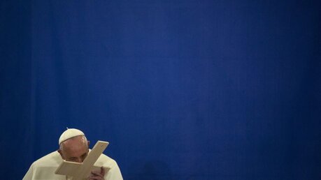 Der Papst küsst ein Kreuz, das ihm eine Frau in New York gegeben hat / © John Taggart (dpa)