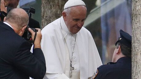 Der Papst mit einem Polizisten am Ground Zero / © Julio Cortez (dpa)