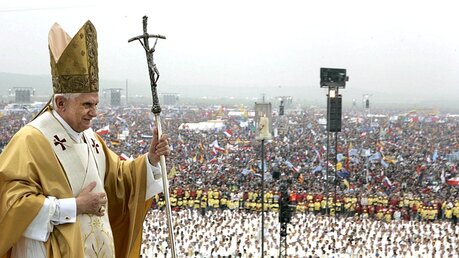 Der damalige Papst Benedikt XVI. bei der Abschlussmesse des Weltjugendtags bei Köln 2005 / © Pier Paolo Cito/ANSA/EPA (dpa)