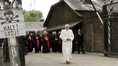 Der em. Papst Benedikt XVI im Konzentrationslager Auschwitz-Birkenau 2006 / © Andrzej Grygiel/PAP/dpa (dpa)