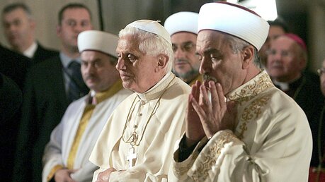 Der em. Papst Benedikt XVI besucht 2006 die Blaue Moschee in Istanbul  / © Patrick Hertzog/EPA-Pool/ (dpa)