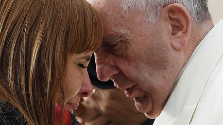 Papst Franziskus spendet einer Frau Trost / © Paul Haring (KNA)