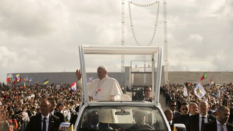Papst Franziskus kommt mit seinem Papamobil am Heiligtum von Fatima (Portugal) an. / © Nuno Veiga (dpa)