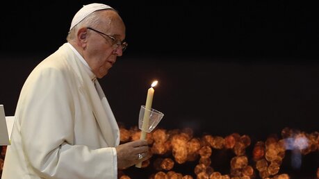 Papst Franziskus mit einer Kerze am ersten Abend in Fatima. / © Alessandra Tarantino (dpa)
