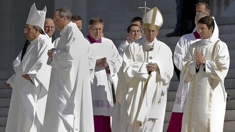 Papst Franziskus (2.v.r.) kommt zur Heiligen Messe. (dpa)