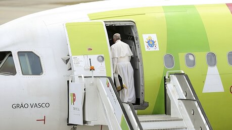 Papst Franziskus geht auf dem Luftwaffenstützpunkt Monte Real an Bord eines Flugzeugs / ©  Paulo Cunha (dpa)