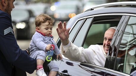 Im Dauereinsatz: Papst Franziskus segnet ein Kind / © Paulo Cunha (dpa)