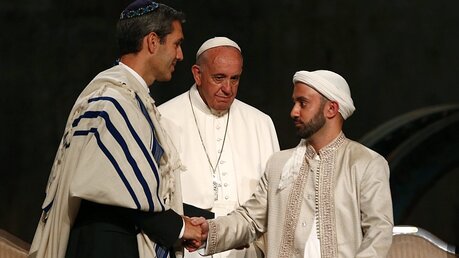 Papst Franziskus mit einem Muslim und einem Juden / © Tony Gentile (dpa)