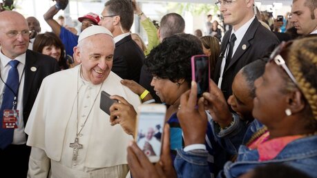 Ein Selfie mit dem Papst (KNA)