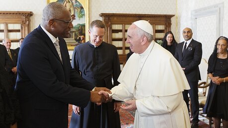 Papst Franziskus trifft den Generalgouverneur von Antigua und Barbuda, Rodney Williams, am 23. November 2015 / © Romano Siciliani (KNA)