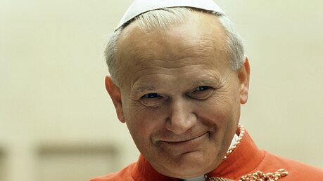 Papst Johannes Paul II. bekommt 2004 den Karlspreis verliehen in "Würdigung seines herausragenden Wirkens für die Einheit Europas, die Wahrung seiner Werte und die Botschaft des Friedens". / © Martin Athenstädt (dpa)