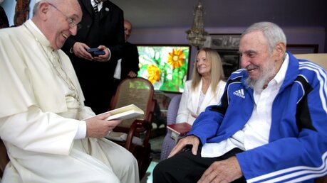 Papst Franziskus mit Fidel Castro (dpa)