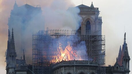 Pariser Kathedrale Notre-Dame steht in Flammen / © Thibault Camus (dpa)
