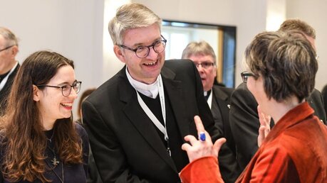 Bischof Peter Kohlgraf im Gespräch bei der Synodalversammlung / © Harald Oppitz (KNA)