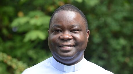 Pfarrer Cédric stammt aus der Zentralafrikanischen Republik / © Beatrice Tomasetti (DR)