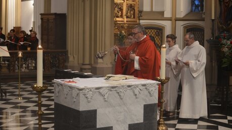 Pfarrer Monsignore Wilfried Schumacher inzensiert den Altar / © Beatrice Tomasetti (DR)